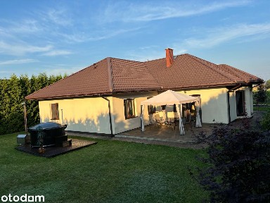 Wolnostojący dom z garażem w spokojnej okolicy
