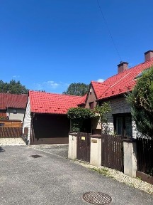 Dom położony w pobliżu lasu - około 300 m od rozbudowanej sieci leśnych ścieżek pieszych i rowerowych.