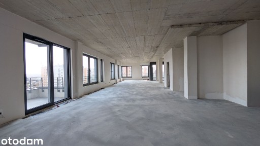 Przestrony apartament z dwoma przynależnymi miejscami w garażu.