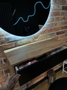 Stanowisko do stylizacji brwi, makiazu, przedłużania wlosow. Centrum