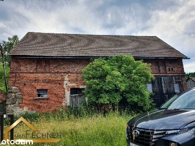 Poniemiecki dom z ceglaną stodołą