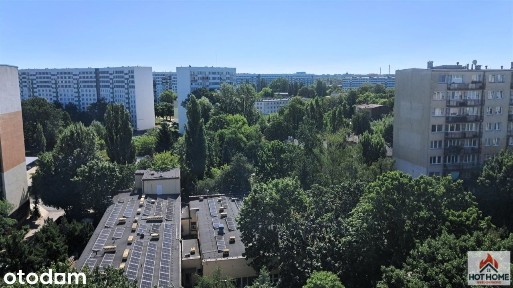 Kawalerka z przestronną oddzielną kuchnią.