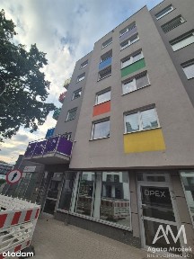 Lokal parter z dużymi witrynami