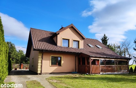 Dom z dużym salonem i antresolą.
