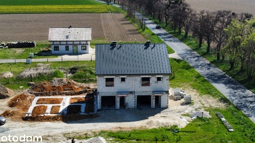 ENERGOOSZCZĘDNY SKRAJNY SZEREG Z DUŻĄ DZIAŁKĄ I POMPĄ CIEPŁA