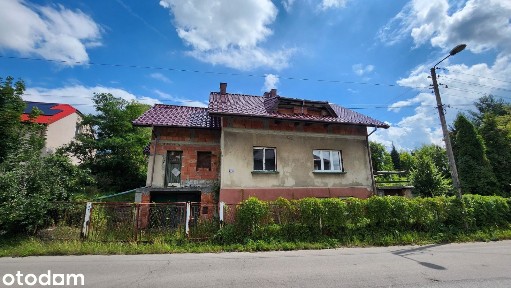 Wolnostojący dom z użytkowym poddaszem i garażem