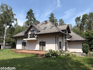 Przestronny dom z garażem i balkonem w pobliżu lasu