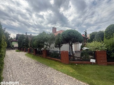 Wolnostojący dom z garażem w dobrej lokalizacji