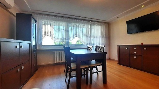 do wynajęcia mieszkanie 2-pokojowe, 49m2, na 1 piętrze, z klimatyzacją, balkonem, piwnicą i miejscem postojowym przy budynku