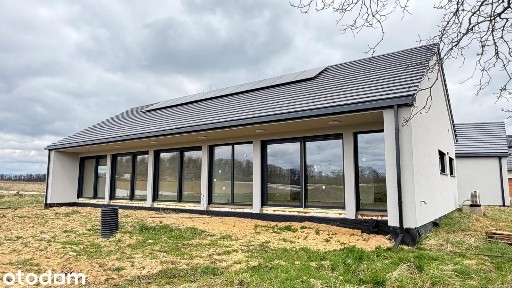 Dom wśród pól i lasów na kameralnym osiedlu