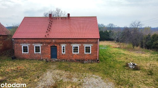 Ciekawy dom pod miastem z dużą działką w cenie mieszkania