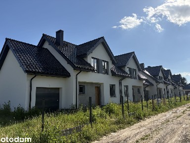 Dom w zabudowie szeregowej (zewnętrzny) w Kluczborku z dużą działką.