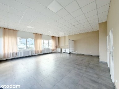Przestronny lokal usługowy na parterze