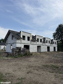 Dom szeregowy z dwoma miejscami parkingowymi
