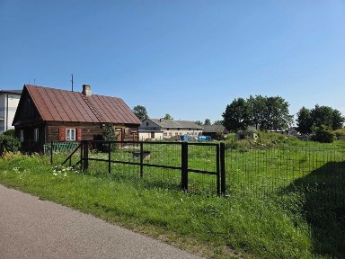 Uzbrojona, ogrodzona działka z drewnianym domem w miejscowości Rzeczyca