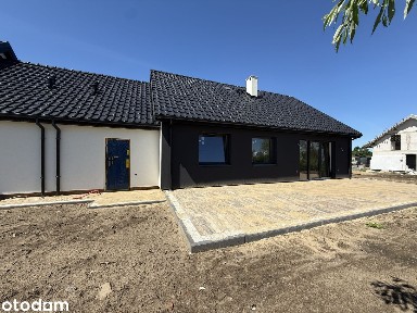 Dom parterowy z garażem w zabudowie bliźniaczej