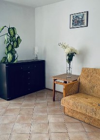 Komfortowa kawalerka na Osiedlu Jeziorna z tarasem i pięknym widokiem na jezioro Ełckie, blisko plaży.