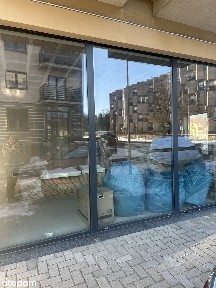 Przestronny lokal na sprzedaż z 5 miejscami parkingowymi i witrynami