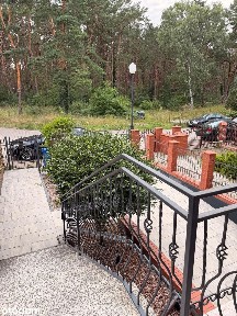 Dom szeregowy z garażem przy lesie w spokojnej okolicy