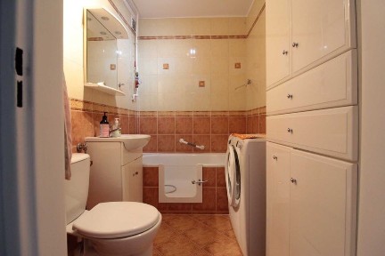 3 pok. na ul. Jaremy-Azory posiada balkon oraz piwnicę