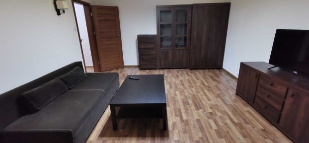 Przestronne mieszkanie dwu pokojowe 47 m2 z balkonem i oddzielną kuchnią w fantastycznej lokalizacji Winogrady Os. Zwycięstwa 18 przy PST