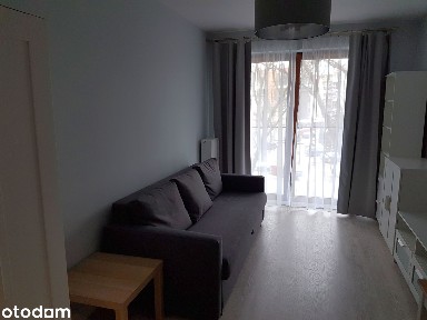 Mieszkanie z 2 niezależnymi pokojami, oddzielną kuchnią i balkonem.