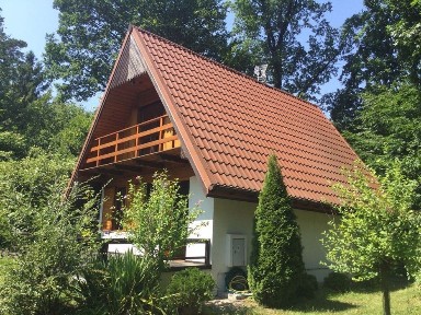 całoroczny dom letniskowy otoczony lasem