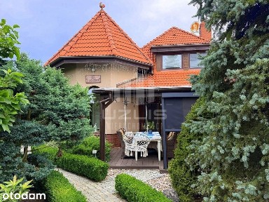 Stylowy dom wraz z budynkiem garażowo-gospodarczym
