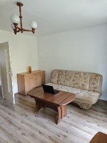 Mieszkanie 2-pokojowe na 1 piętrze w 4 piętrowym bloku z balkonem ul. Duża Góra; A two-room apartment, with a balcony, located on Duża Góra Street.