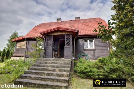 *Urokliwy drewniany dom blisko miasta *