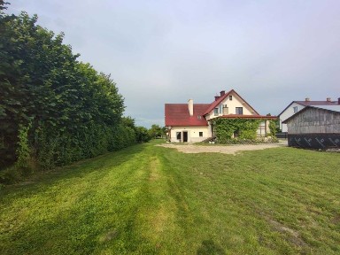 Dom wolnostojący w spokojnej okolicy.