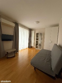 Atrakcyjna kawalerka z dużym balkonem.