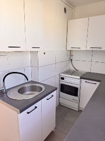 Do wynajęcia 2-pokojowe mieszkanie 43 m² w Gdyni - świetna lokalizacja, blisko SKM. Ogloszenie aktualne.