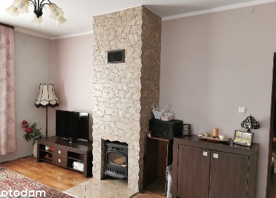 Świetna lokalizacja: przystanki, sklepy-wygoda codziennego życia.