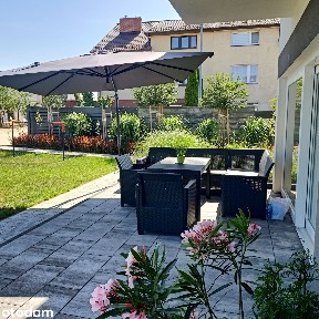 Dom jednorodzinny podpiwniczony z wolnostojącym garażem