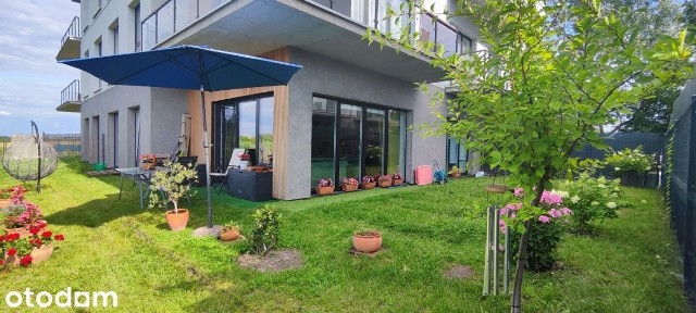 Nowe mieszkanie z garażem, komórką i ogródkiem.