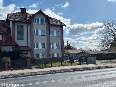 Budynki z parkingami i dużą działką w mieście