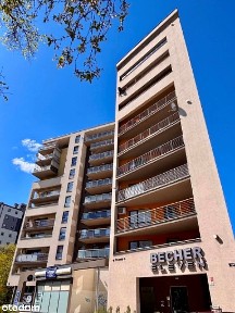 Dwa pokoje z pięknym widokiem w apartamentowcu