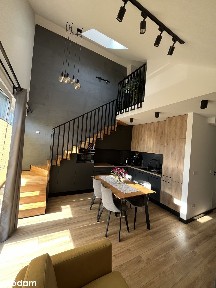 Nowoczesne, dwupoziomowe mieszkanie z ogródkiem i balkonem - 61 m²