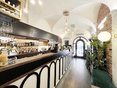 Lokal do wynajęcia na wrocławskim rynku 216m2. Możliwa gastronomia lub inne usługi.