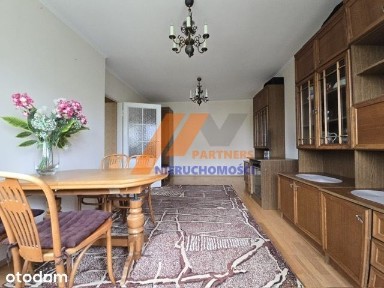 3 pokoje z oddzielną kuchnią, balkon.