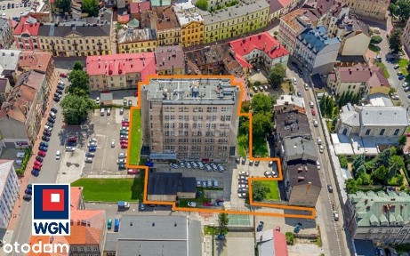 Duży budynek biurowy w centrum miasta