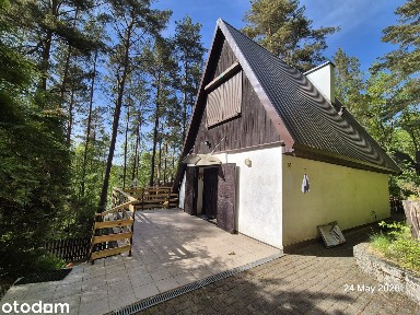 Domek nad przepięknym jeziorem w środku lasu