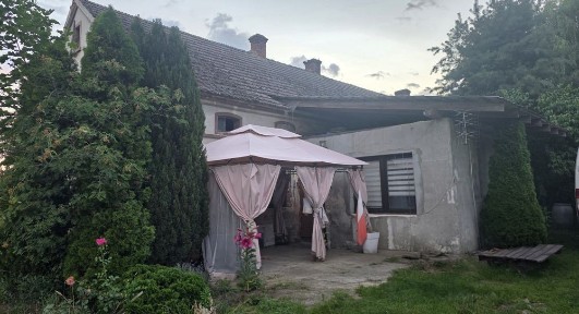 Klimatyczny poniemiecki dom bliźniak na działce 1.3ha, stawem i własnym laskiem