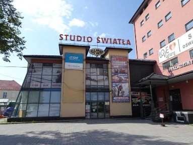 Wynajmę lokale handlowo-usługowe - świetna lokalizacja, duży parking!