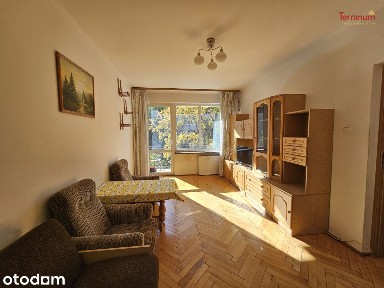 Słoneczna kawalerka z osobną kuchnią z balkonem