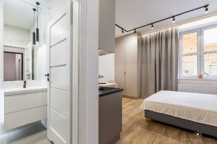 Kawalerka inna niż wszystkie | Strusia 11 na Łazarzu | jasne designerskie wnętrze, nowoczesny styl | Park Wilsona i tramwaj obok