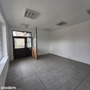 Lokal z dużą witryną przy głównej ulicy