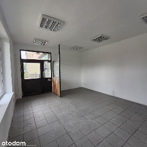 Lokal z dużą witryną przy głównej ulicy
