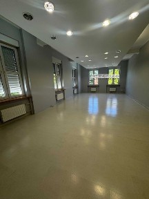Jasny, bardzo ładny lokal do wynajęcia na działalność, biurową, usługową, sportową. Centrum, parking